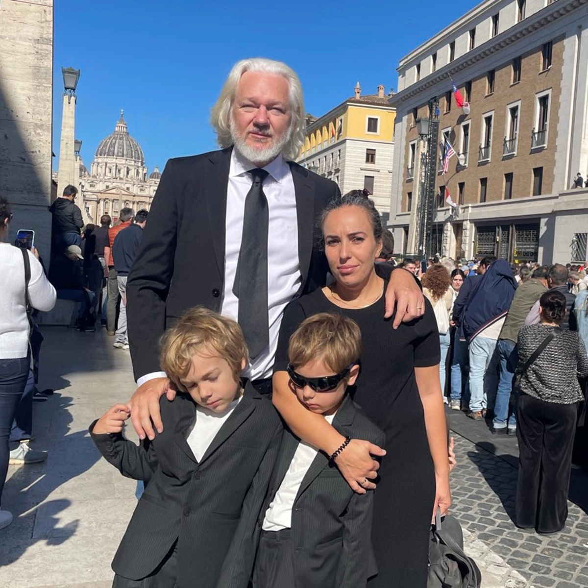 I Julian Assange na sprovodu pape Franje